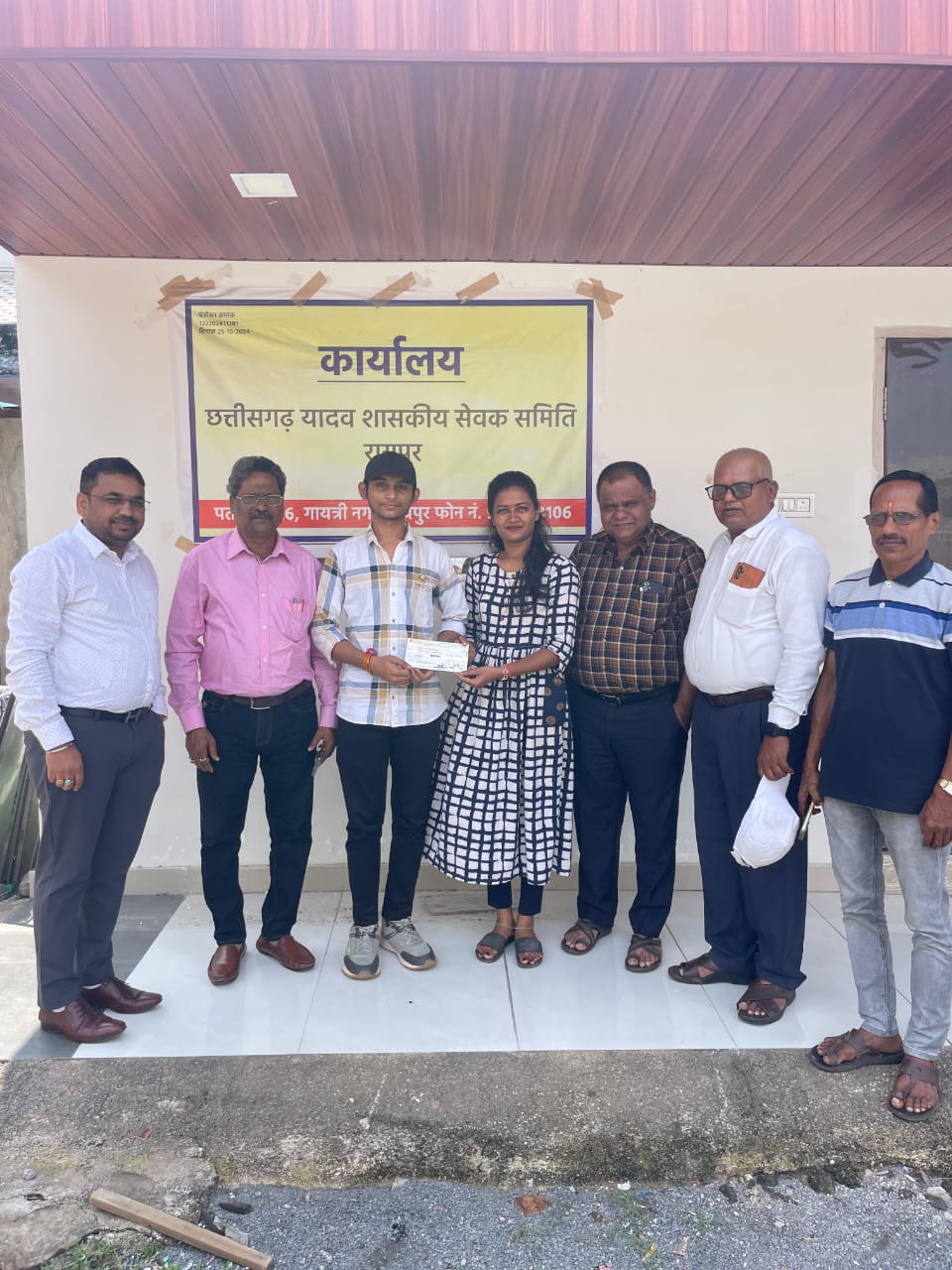 आर्थिक रूप से कमजोर मेधावी छात्र हिमेश कुमार यादव की पूरी उच्च शिक्षा का खर्च वहन करने का संकल्प लिया है।